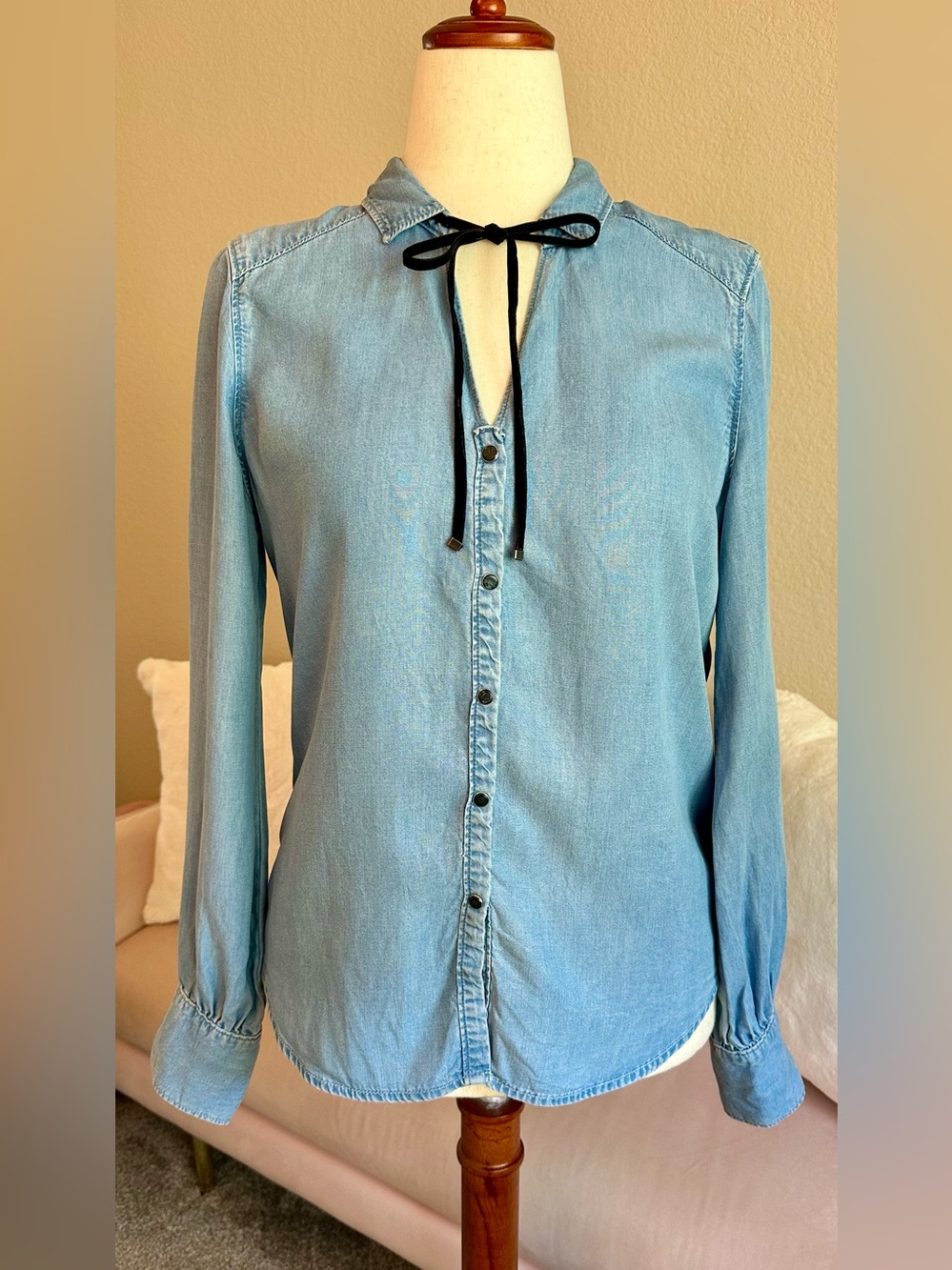 PAIGE Brontë Button Up Shirt Lt Blue Chambray Top Velvet Neck Tie Size M Western